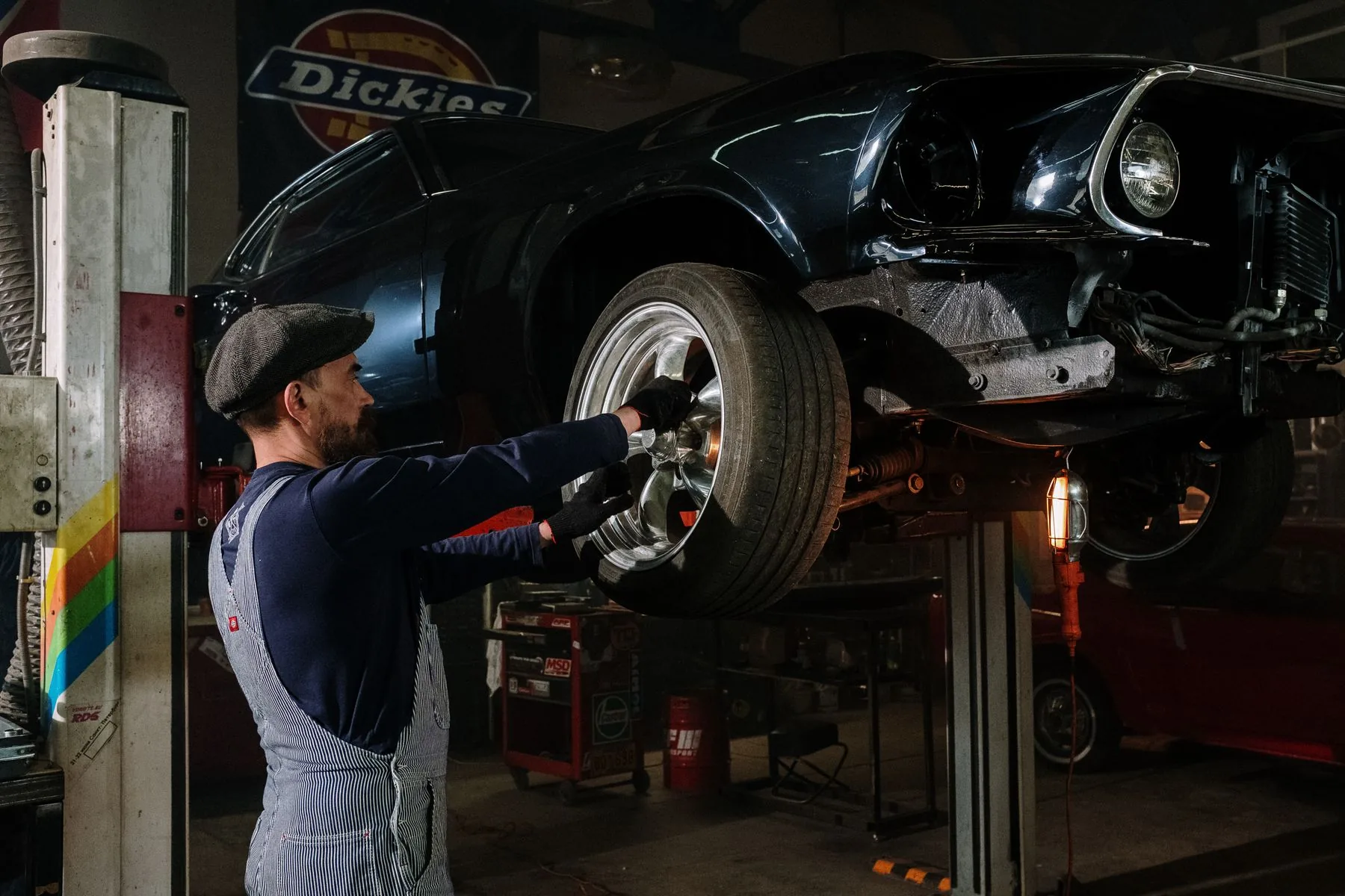 Mechaniker arbeitet an einem Fahrzeugrad